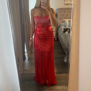 Gorgeous red dress, perfect for a special occasion such as weddings or prom.
